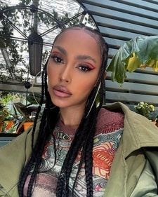 Model Samira shows how to go for a neat red graphic liner with your casual outfit (Photo: Instagram) Model Samira shows how to go for a neat red graphic liner with your casual outfit (Photo: Instagram)