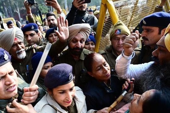 Police preventing the opposition councillors from entering the MC building in Chandigarh on Thursday. (Ravi Kumar/HT) Police preventing the opposition councillors from entering the MC building in Chandigarh on Thursday. (Ravi Kumar/HT)