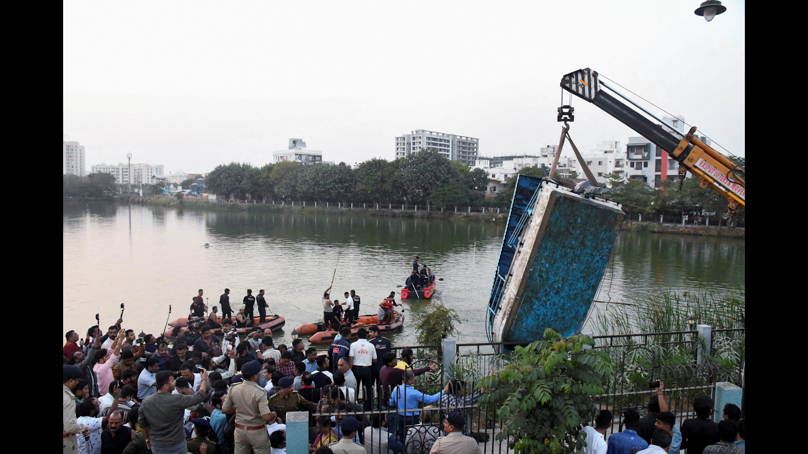 グジャラート州のピクニックボート転覆で14人死亡、6人逮捕 | グジャラート州のピクニックボート転覆で14人死亡、6人逮捕最新ニュース インド