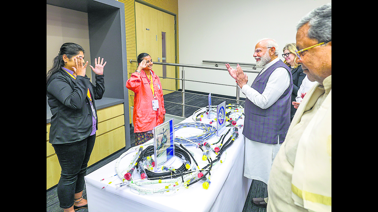 PM hands govt houses in Maha, gets emotional - Vimarsana News