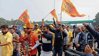 An Ayodhya-bound group on the highway. (HT Photo) An Ayodhya-bound group on the highway. (HT Photo)