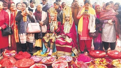 Last week, everyone in Janakpur saw off a team of around 300 leave with 10,000 pieces of Gharbasak bhar or gifts for housewarming, to mark the entering of Ram and Sita in their new abode in Ayodhya. (HT Photo) Last week, everyone in Janakpur saw off a team of around 300 leave with 10,000 pieces of Gharbasak bhar or gifts for housewarming, to mark the entering of Ram and Sita in their new abode in Ayodhya. (HT Photo)