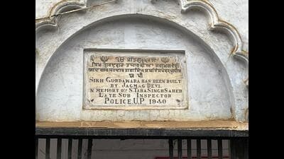 Plaque at Amaniganj Gurudwara that states it was built by Jagmag Devi in memory of a police inspector. (Manish Chandra Pandey/ht)
