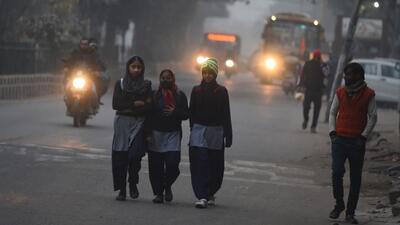 Students go to school bracing the cold, foggy weather in Delhi on Friday. (Parveen Kumar/ HT Photo) Students go to school bracing the cold, foggy weather in Delhi on Friday. (Parveen Kumar/ HT Photo)