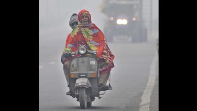 The maximum temperature plummeted to 9 degrees Celsius, a stark contrast from the previous day’s 16.8 degrees Celsius. (Gurpreet Singh/HT) The maximum temperature plummeted to 9 degrees Celsius, a stark contrast from the previous day’s 16.8 degrees Celsius. (Gurpreet Singh/HT)