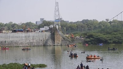 The pedestrian bridge collapsed in Morbi on October 30, 2022. (AP) The pedestrian bridge collapsed in Morbi on October 30, 2022. (AP)