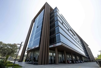 Situated in Pardhanani Wilshire III building, in the heart of Whitefield, the 8,300 sq.ft digital-themed office will have a retail branch, Premier area and back-office for HSBC employees. Situated in Pardhanani Wilshire III building, in the heart of Whitefield, the 8,300 sq.ft digital-themed office will have a retail branch, Premier area and back-office for HSBC employees.