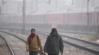 As many as 22 Delhi-bound trains are running late due to low visibility as a result of dense fog conditions in many parts of the country (HT Photo/Raj K Raj) As many as 22 Delhi-bound trains are running late due to low visibility as a result of dense fog conditions in many parts of the country (HT Photo/Raj K Raj)