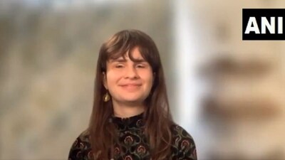 German singer Cassandra Mae Spittmann singing Ram Aayenge. (X/@ANI) German singer Cassandra Mae Spittmann singing Ram Aayenge. (X/@ANI)