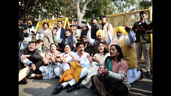 AAP and Congress councillors protesting outside the MC office in Sector 17, Chandigarh, after the mayoral election was deferred on Thursday. (Ravi Kumar/HT)
