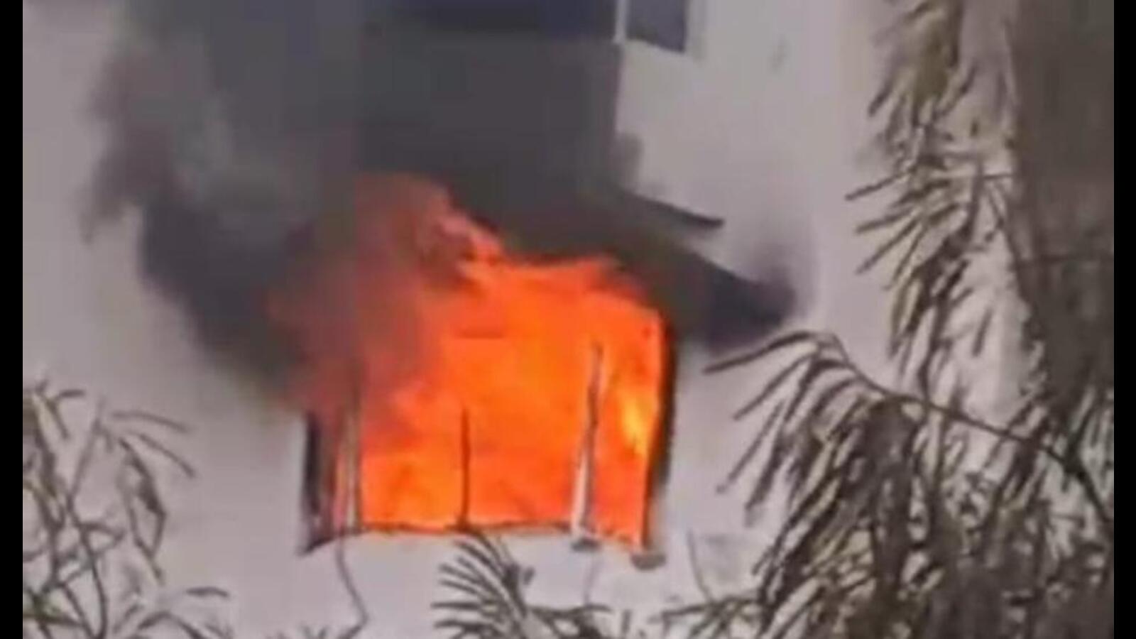 Massive fire at KGMU doctor' s flat, none hurt - Vimarsana News
