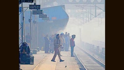 As North India has been reeling under a prolonged cold wave since late December, most of the trains have seen delays, leading to scores of passengers being stranded at the station. (HT)