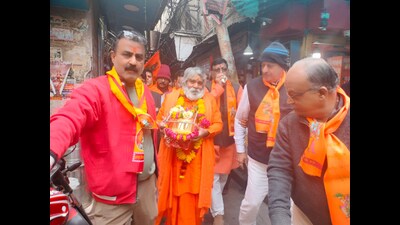Mahant Shankar Puri, chief priest of Maa Annapurna Temple, Varanasi with the golden Charan Paduka (HT Photo)