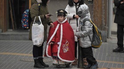 TOPSHOT - People are seen on a street in Beijing on January 17, 2024. China's population decline accelerated in 2023, official data showed on january 17, 2024, extending a downward streak after more than six decades of growth as the country battles a looming demographic crisis. (Photo by Pedro PARDO / AFP) (AFP) TOPSHOT - People are seen on a street in Beijing on January 17, 2024. China's population decline accelerated in 2023, official data showed on january 17, 2024, extending a downward streak after more than six decades of growth as the country battles a looming demographic crisis. (Photo by Pedro PARDO / AFP) (AFP)