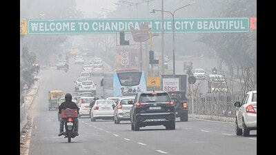 The average AQI at 7 pm on Saturday climbed to 401 (severe) at the air quality monitoring station in Sector 53, Chandigarh. (Keshav Singh/HT) The average AQI at 7 pm on Saturday climbed to 401 (severe) at the air quality monitoring station in Sector 53, Chandigarh. (Keshav Singh/HT)