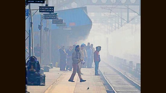 As North India has been reeling under a prolonged cold wave since late December, most of the trains have seen delays, leading to scores of passengers being stranded at the station. (HT)