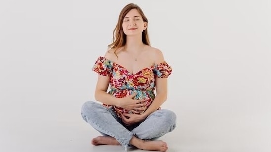 9. Enhances posture: Walking promotes good posture, which becomes especially important as the body undergoes changes during pregnancy.&nbsp;(Freepik)