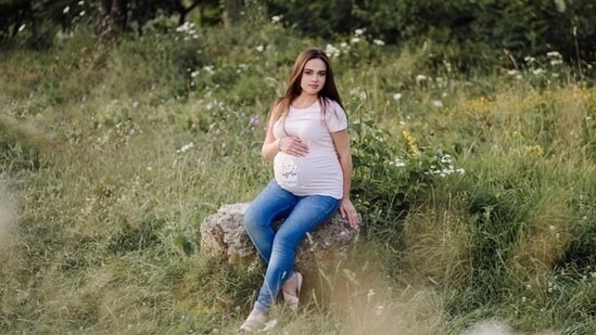 5. Reduces swelling: Walking helps improve circulation, which can reduce swelling in the ankles and legs – a common occurrence during pregnancy.&nbsp;(Freepik)