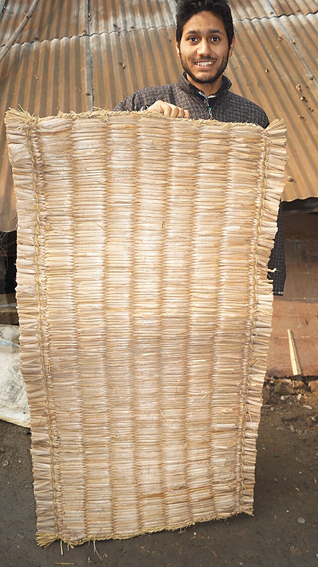 A wagoo mat with fringe-like selvedge. A wagoo mat with fringe-like selvedge.