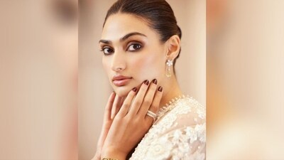 With the help of make-up artist Nishi Singh, Athiya got decked up in brown eyeshadow, smudged kajal, mascaraed lashes, darkened brows, rosy cheeks, luminous highlighter and a shade of glossy pink lipstick.&nbsp; (Instagram/@athiyashetty)