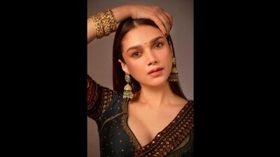 Her glam make-up included nude eyeshadow, mascaraed lashes, contoured cheeks with a touch of blush, luminous highlighter and a shade of light pink lipstick. She left her lush, long locks open at the centre to fall beautifully over her shoulders. (Instagram/@aditiraohydari) Her glam make-up included nude eyeshadow, mascaraed lashes, contoured cheeks with a touch of blush, luminous highlighter and a shade of light pink lipstick. She left her lush, long locks open at the centre to fall beautifully over her shoulders. (Instagram/@aditiraohydari)