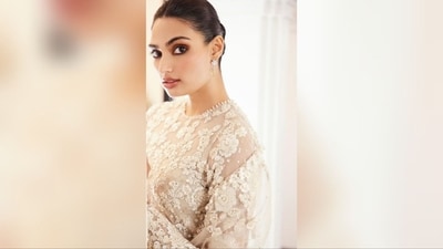 Assisted by hairstylist Kunj Sharma, Athiya styled her lush locks into a neat bun that perfectly complemented her gorgeous look. With just the right amount of sass and elegance, she demonstrates her fashion savvy.&nbsp; (Instagram/@athiyashetty)