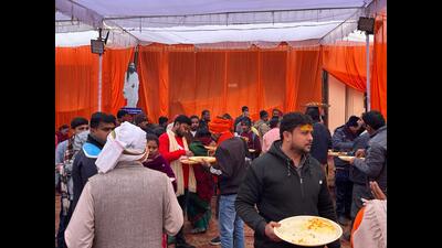 A free kitchen in Ayodhya. (HT) A free kitchen in Ayodhya. (HT)