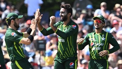 Pakistan's Usama Mir (C) celebrates with teammates after taking the wicket of New Zealand's Mitchell Santner during the fifth and final Twenty20 international cricket match between New Zealand and Pakistan at Hagley Oval (AFP)