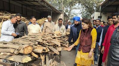 MCD Mayor Shelly Oberoi inspects Nigambodh Ghat, in November. Sarai Kale Khan will be one of the four large cremation complexes in the city and it will help reduce the load on Nigambodh Ghat. (PTI)