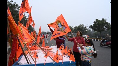 People buying saffron flags in Lucknow ahead of the consecration. (HT) People buying saffron flags in Lucknow ahead of the consecration. (HT)