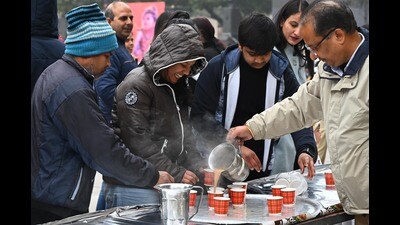 Shoppers being served hot tea to beat the cold at the Sector-17 Plaza in Chandigarh on Sunday. (Keshav Singh/HT) Shoppers being served hot tea to beat the cold at the Sector-17 Plaza in Chandigarh on Sunday. (Keshav Singh/HT)