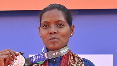 Shyamali Singh with her medal at the Mumbai Marathon 2024 (Hindustan Times)