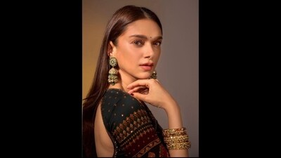 Assisted by celebrity fashion stylist Sanam Ratansi, Aditi opted for traditional Indian jewellery, styling her look with a pair of statement jhumka earrings featuring gold motifs and green emeralds. On her wrist, she wore stacked kundun studded bangles, which added an extra touch of glamour. (Instagram/@aditiraohydari) Assisted by celebrity fashion stylist Sanam Ratansi, Aditi opted for traditional Indian jewellery, styling her look with a pair of statement jhumka earrings featuring gold motifs and green emeralds. On her wrist, she wore stacked kundun studded bangles, which added an extra touch of glamour. (Instagram/@aditiraohydari)