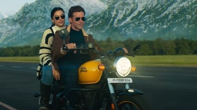 Deepika Padukone and Hrithik Roshan in a still from Fighter trailer. Deepika Padukone and Hrithik Roshan in a still from Fighter trailer.