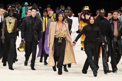 Balmain's fashion designer Olivier Rousteing (3rdR) akcnowledges the audience with British model Naomi Campbell (C) at the end of his ready-to-wear Fall-Winter 2024/2025 collection show as part of the Paris Fashion Week, at the Grande halle de la Villette in Paris on January 20, 2024. (Photo by ALAIN JOCARD / AFP) Balmain's fashion designer Olivier Rousteing (3rdR) akcnowledges the audience with British model Naomi Campbell (C) at the end of his ready-to-wear Fall-Winter 2024/2025 collection show as part of the Paris Fashion Week, at the Grande halle de la Villette in Paris on January 20, 2024. (Photo by ALAIN JOCARD / AFP)