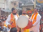 Maharashtra CM Eknath Shinde beats the 'dhol'. Maharashtra CM Eknath Shinde beats the 'dhol'.