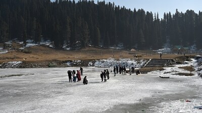 Kashmir, India - January. 08, 2024: A snowless Gulmarg in North Kashmir on Monday which otherwise used to be bustling with skiers and adventurers at this time of the year. The valley this winter has received scant snowfall for the month of December and first week of January.(Photo By Waseem Andrabi /Hindustan Times)--
