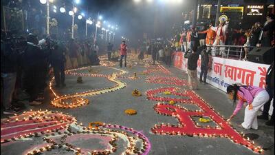 Devotees light earthen lamps in Patna to celebrate the consecration of Ram Mandir in Ayodhya. (HT photo)