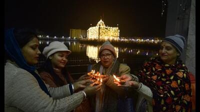 Devotees lighting diyas and candles on the occasion of the Pran Pratishtha (consecration) ceremony for the Ram Temple in Ayodhya, at Durgiana Temple in Amritsar on Monday. (Sameer Sehgal/Hindustan Times) Devotees lighting diyas and candles on the occasion of the Pran Pratishtha (consecration) ceremony for the Ram Temple in Ayodhya, at Durgiana Temple in Amritsar on Monday. (Sameer Sehgal/Hindustan Times)