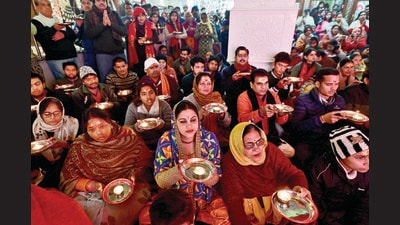 Devotees taking part in aarti at Sector 20 in Chandigarh on Monday. (Ravi Kumar/HT) Devotees taking part in aarti at Sector 20 in Chandigarh on Monday. (Ravi Kumar/HT)