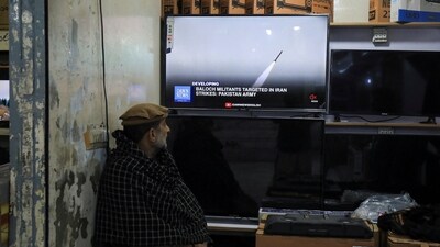 A man watches a news channel on television inside a shop after the Pakistani foreign ministry said the country conducted strikes inside Iran on January 18. (Reurters)