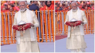 Dressed in a golden kurta teamed up with a cream dhoti and patka, PM Modi walked into the sanctum sanctorum of the temple holding a silver umbrella on a folded red dupatta. (HT Photo/Deepak Gupta) Dressed in a golden kurta teamed up with a cream dhoti and patka, PM Modi walked into the sanctum sanctorum of the temple holding a silver umbrella on a folded red dupatta. (HT Photo/Deepak Gupta)