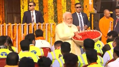 Prime Minister Narendra Modi showers petals upon the construction crew of the Ram Temple in Ayodhya. (ANI) Prime Minister Narendra Modi showers petals upon the construction crew of the Ram Temple in Ayodhya. (ANI)