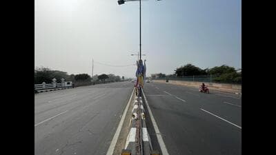 One of the deserted streets of Lucknow during Pran Pratistha streaming. (HT Photo) One of the deserted streets of Lucknow during Pran Pratistha streaming. (HT Photo)