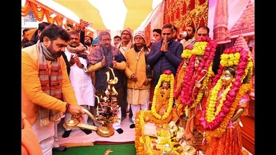 Prayers resonate through the Ghats, temples and lanes of Kashi as people celebrate Pran Pratishtha. (HT Photo) Prayers resonate through the Ghats, temples and lanes of Kashi as people celebrate Pran Pratishtha. (HT Photo)