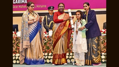 President Droupadi Murmu presents the award to Garima (Mahendergarh, Haryana) for social service during Pradhan Mantri Rashtriya Bal Puraskar 2024, at Vigyan Bhavan in New Delhi on Monday. (ANI)