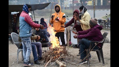 Vendors keeping themselves warm with a bonfire on a foggy morning in Sector 48, Chandigarh. (Ravi Kumar/HT) Vendors keeping themselves warm with a bonfire on a foggy morning in Sector 48, Chandigarh. (Ravi Kumar/HT)