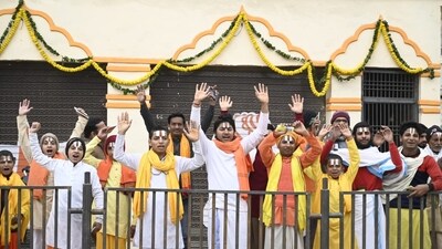 As the invitees arrived, locals and devotees gathered on both sides of the road, waving saffron flags and dancing to songs dedicated to Lord Ram. (HT Photo/Deepak Gupta) As the invitees arrived, locals and devotees gathered on both sides of the road, waving saffron flags and dancing to songs dedicated to Lord Ram. (HT Photo/Deepak Gupta)