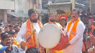 Maharashtra CM Eknath Shinde beats the 'dhol'. (ANI) Maharashtra CM Eknath Shinde beats the 'dhol'. (ANI)
