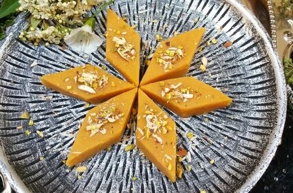 Besan barfi (Pinterest) Besan barfi (Pinterest)